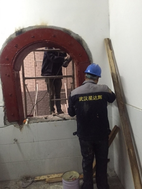 窗开洞包钢加固现场